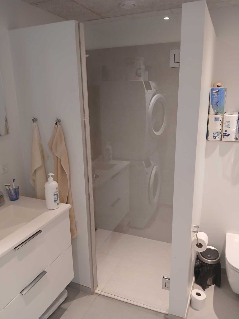 Glasdør til badeværelse med glashængsler i chrome og med klar hærdet glas – specialfremstillet glasløsning til bruseniche og vaskerum fra BHS Glas